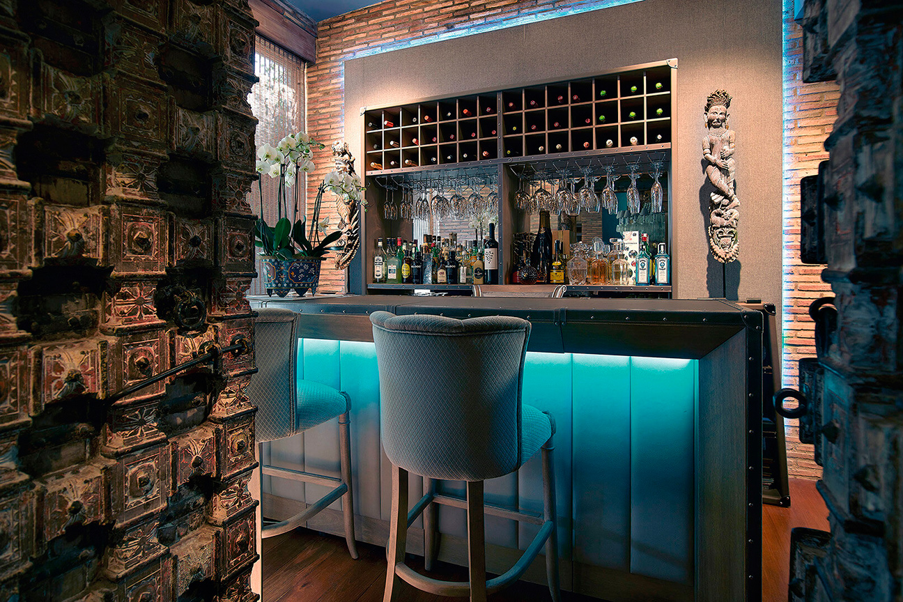 COMPASS CONTEMPORARY HOME BAR