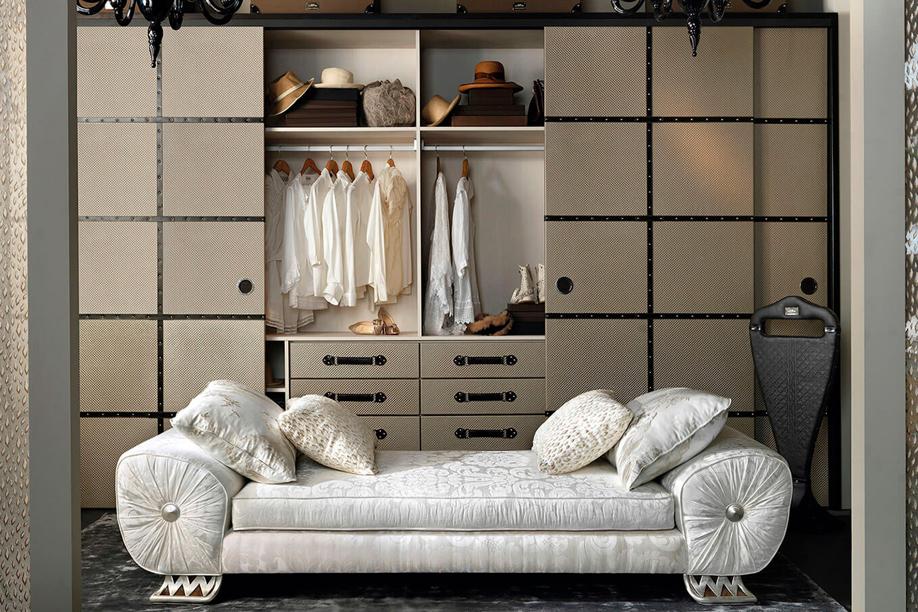 TRAVELER CONTEMPORARY CLASSIC BEDROOM