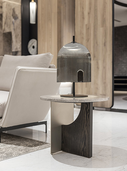 The Coro side table is made of a combination of noble materials such as ash wood, marble and metal.