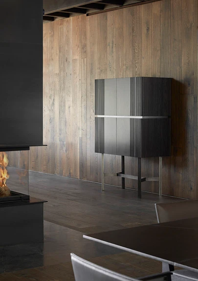 El aparador Tempo acabado en negro es un mueble de lujo de estilo moderno.