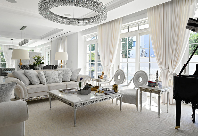 Luxury dining room in white tones with luxury décor and high-quality furniture from Coleccion Alexandra.