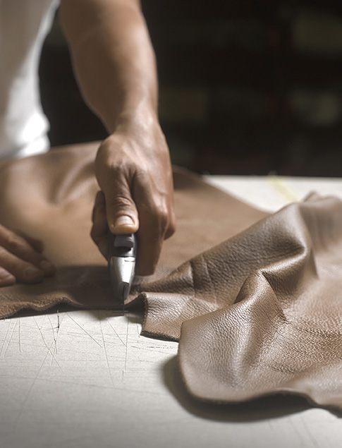 Colección Alexandra trabaja de forma artesanal la piel siguiendo la tradición de los maestros peleteros.
