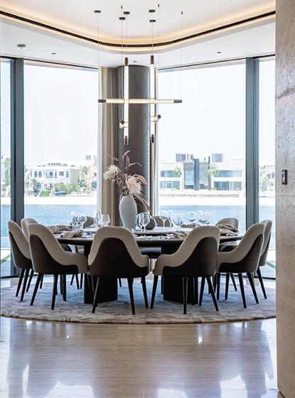Comedor de lujo con muebles de diseño Alexandra y abundante luz natural