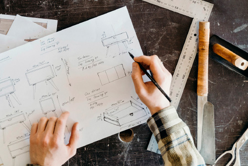 Diseñador desarrollando los planos para la fabricación de muebles a medida.