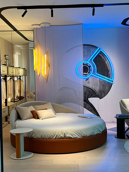 Cama redonda Arco expuesta en Moon Suite X, el espacio Alexandra & Grato diseñado por Jacobo Ventura para Marbella Design & Art 2022.