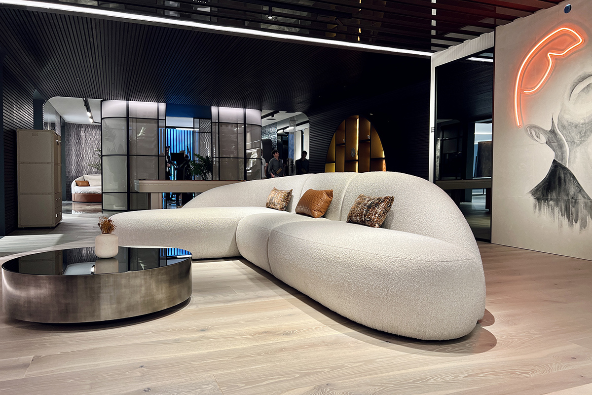 A living room with modern décor, where the Seven metal coffee table and artwork contrast with the harmony of the Beluga chaise longue sofa.