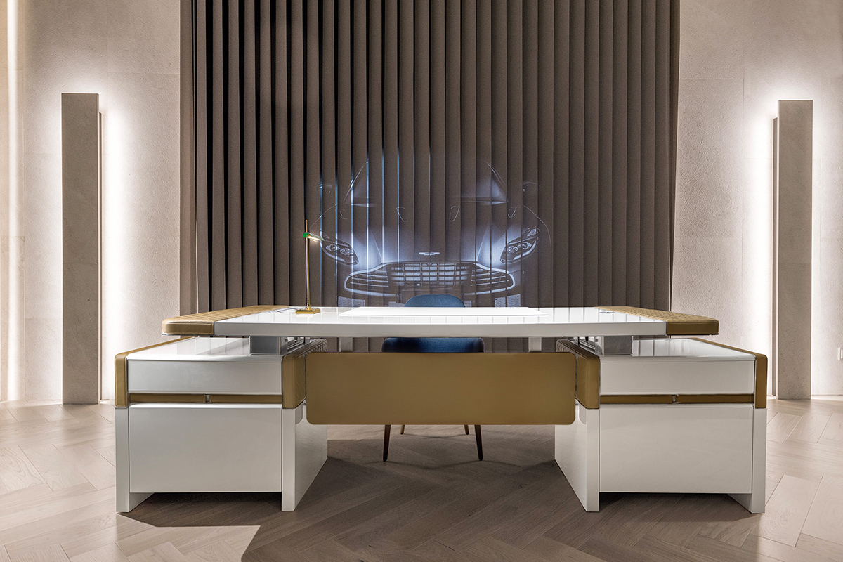 Master desk for home office or executive offices, with glossy lacquered surfaces and natural leather details.