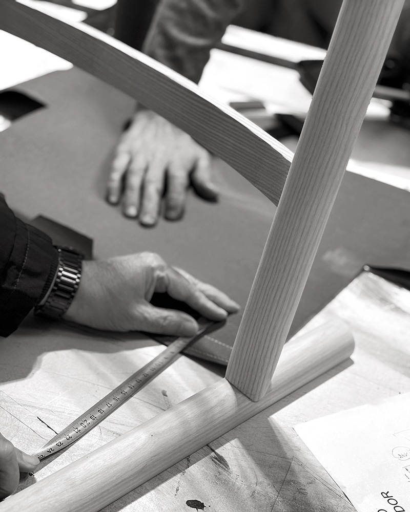 Gabriele e Oscar Buratti trabajando en su estudio de Milán en el diseño de una de las piezas de la colección Isole para la línea Forwards de Alexandra.