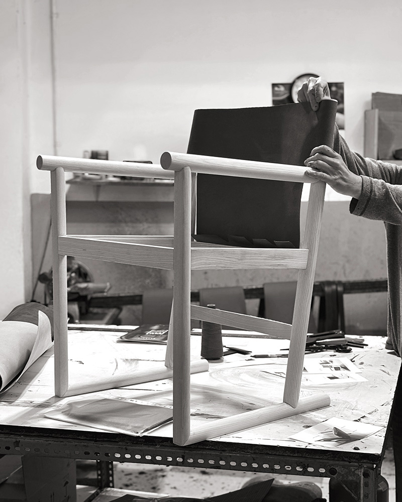 El diseñador poniendo su alma en la creación de la silla Ischia, que pertenece a la colección Isole de Colección Alexandra.