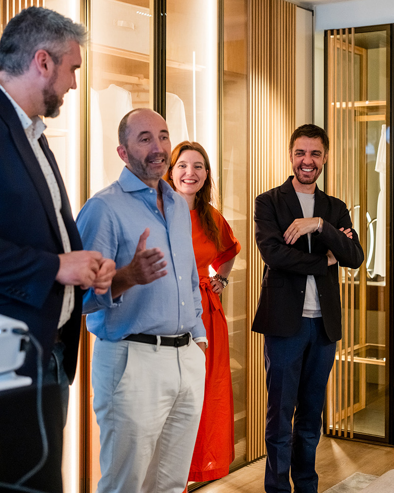 Johnny Ventura y Rubén Santiuste invitaron a Juan Mellen y Francesca Heathcote Sapey como anfitriones en el aniversario de la tienda Uecko & Alexandra en Barcelona.