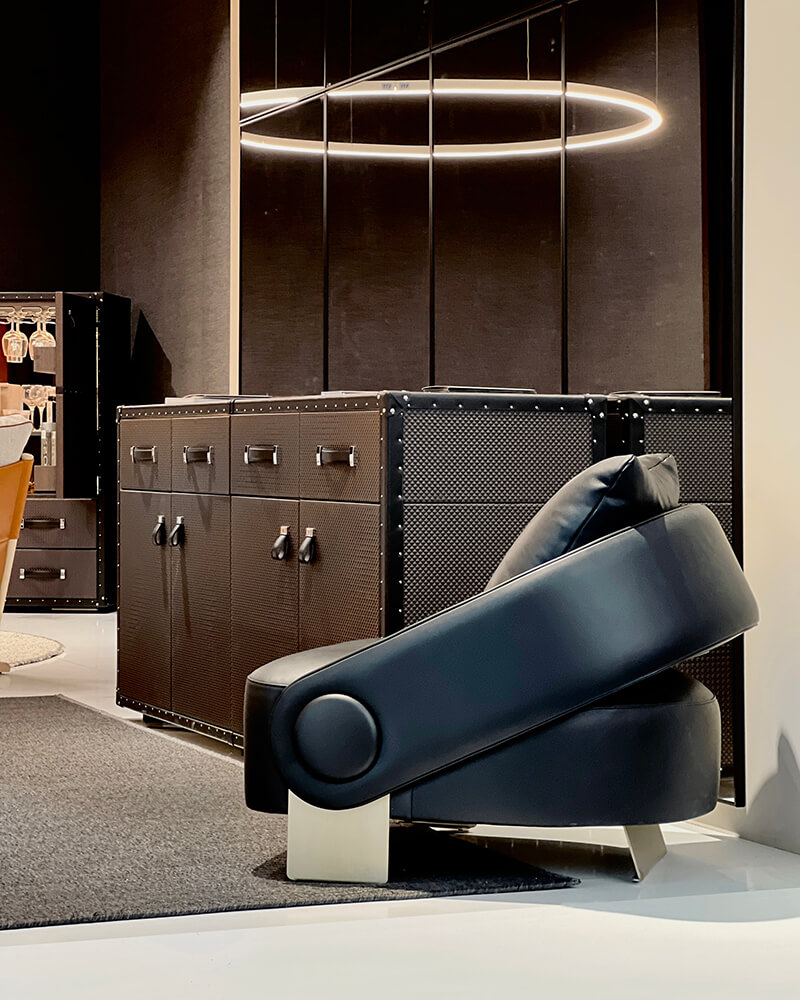 Sillón Magnún diseñado por Jacobo Ventura para ALEXANDRA, presentado en primicia en Salone del Mobile Milano 2026, diseño de autor en piel y metal.