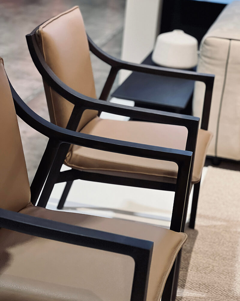 Silla Metropolis diseñada por Eugeni Quitllet para Forwards by ALEXANDRA, colección de mobiliario de diseño de autor en madera de fresno y piel.