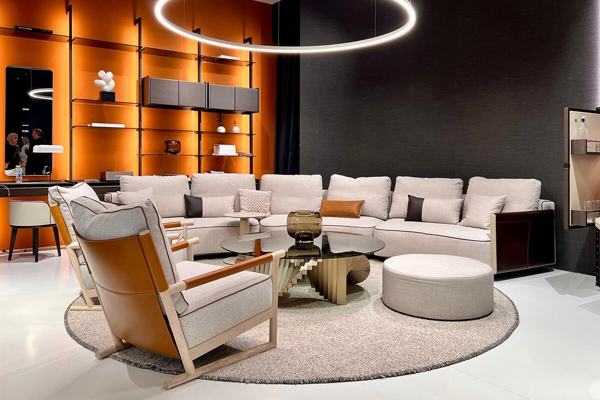 Salón moderno de diseño italiano compuesto por sofá curvo Giglio y sillón Ischia, mobiliario para espacios de conversación y vida contemporánea.