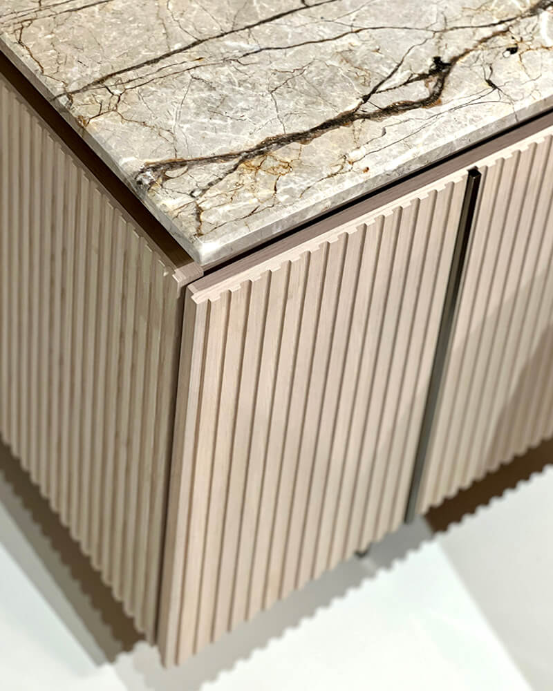 Materiales naturales en interiorismo de lujo, mármol con vetas únicas como tendencia en diseño contemporáneo y lifestyle atemporal.