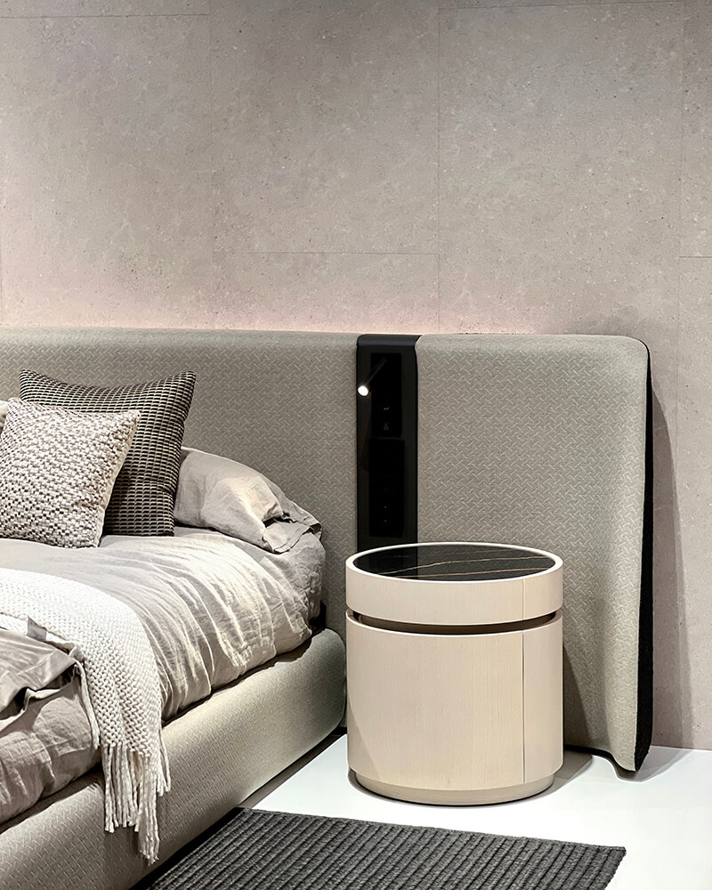 Diseño español y artesanía de lujo en Salone del Mobile Milano con cama Atlas y mesita de noche Nora, best sellers de ALEXANDRA.