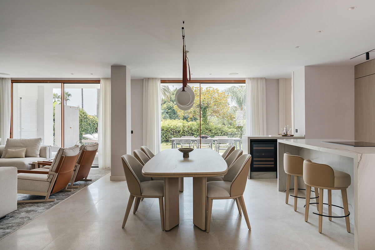Vivienda de diseño en Alcores del Golf, Nueva Andalucía, Marbella, con salón, comedor y cocina abiertos al jardín