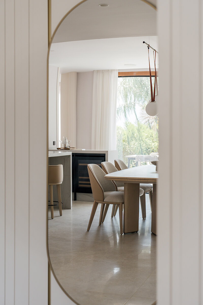 Interiorismo de una vivienda de lujo en Marbella realizado por Xquisit Homes y Alexandra, con mobiliario de diseño y materiales naturales