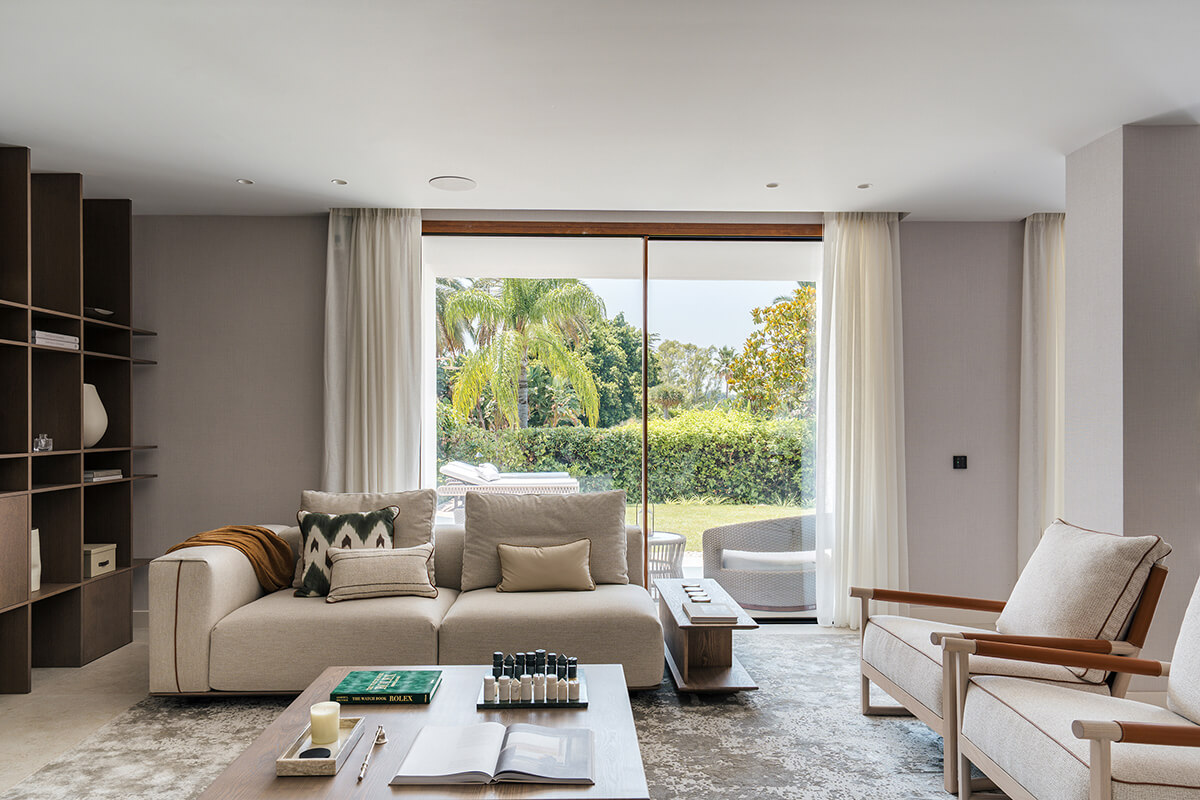 Salón de una vivienda de diseño en Alcores del Golf, Marbella, con sofá Capri, mesas de centro Capri y sillones Ischia de Alexandra