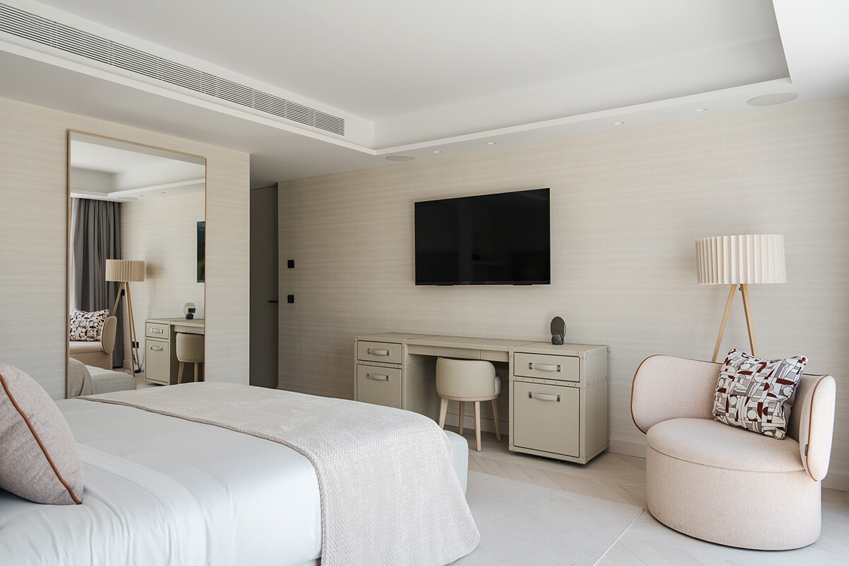 Zona de trabajo integrada en el dormitorio con escritorio Traveler, silla Club y sillón Cobra de Alexandra