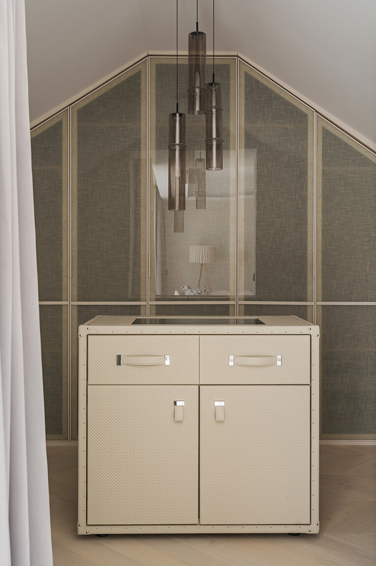 Vestidor de diseño con isla Traveler de Alexandra tapizada en piel en una vivienda exclusiva de Marbella